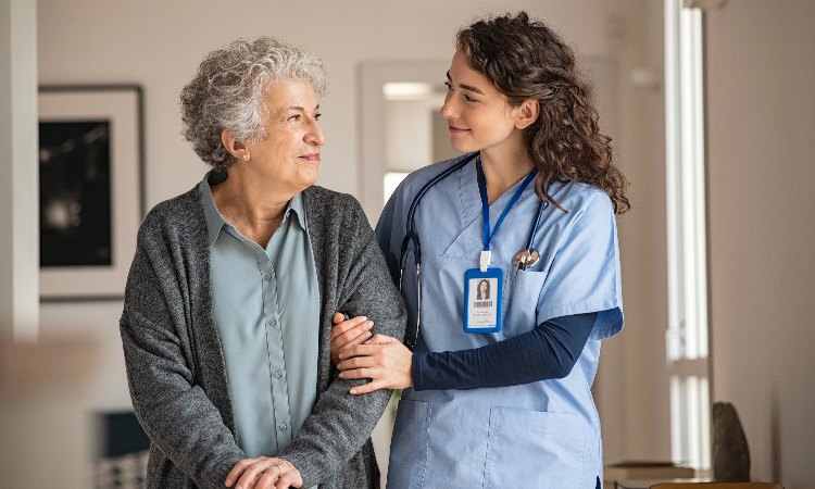 Quali sono le funzioni degli assistenti geriatrici?
