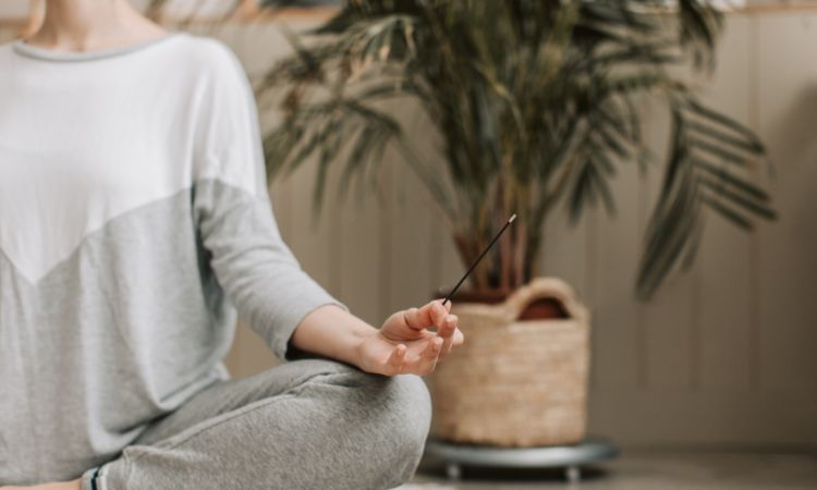 Impara a meditare passo dopo passo con tecniche semplici per ridurre lo stress, migliorare la concentrazione e aumentare il benessere.