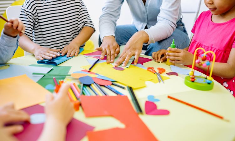 L’arteterapeuta accompagna processi emotivi attraverso l’arte, unendo ascolto attivo, approccio fenomenologico ed etica professionale.