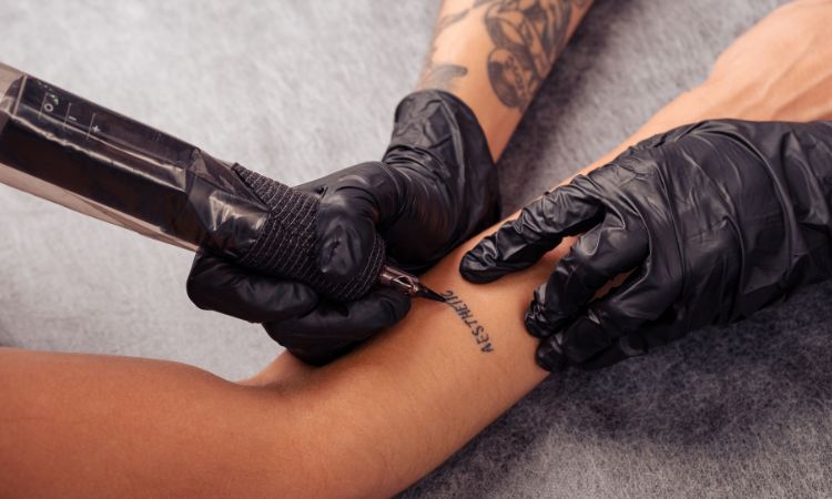 Scopri le tecniche di tatuaggio più popolari, dal handpoked al blackwork, e impara a scegliere lo stile perfetto per te.